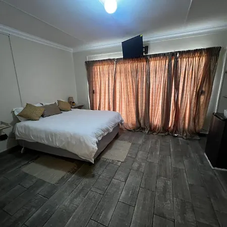 Phindulo Bed And Breakfast - No Loadshedding, Smart Tvs & Unlimited Free Fibre Wifi Krugersdorp Exterior photo