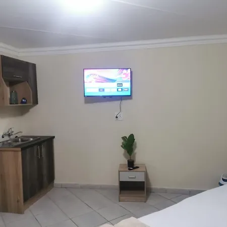 Phindulo Bed And Breakfast - No Loadshedding, Smart Tvs & Unlimited Free Fibre Wifi Krugersdorp Exterior photo